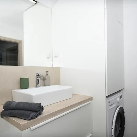 Modern 2bdrm - Airport アパート ブラチスラヴァ