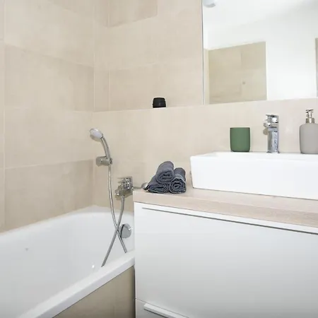 Modern 2bdrm - Airport Lägenhet Bratislava